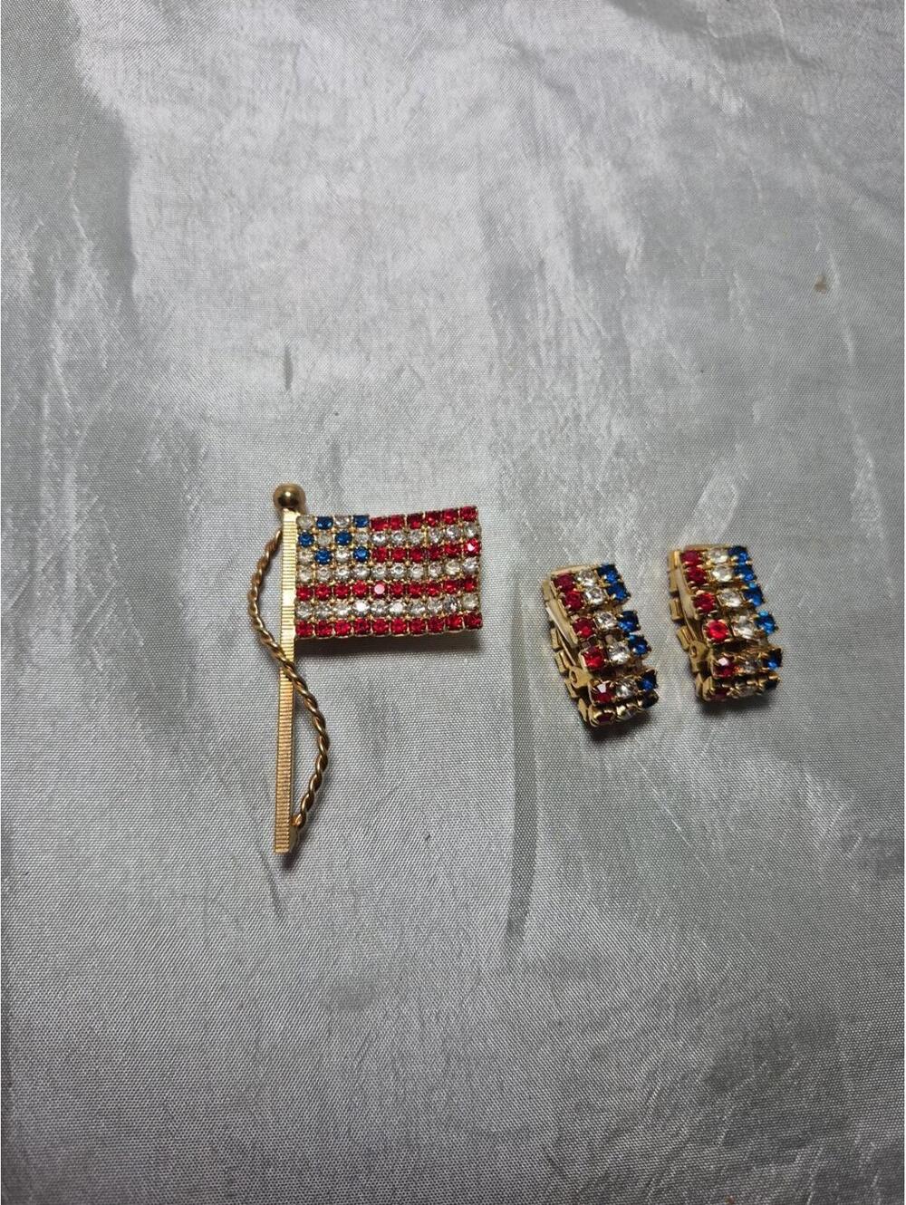 Vintage American Flag Rhinestone Brooch Lapel Pin & Clip On Earrings Goldtone